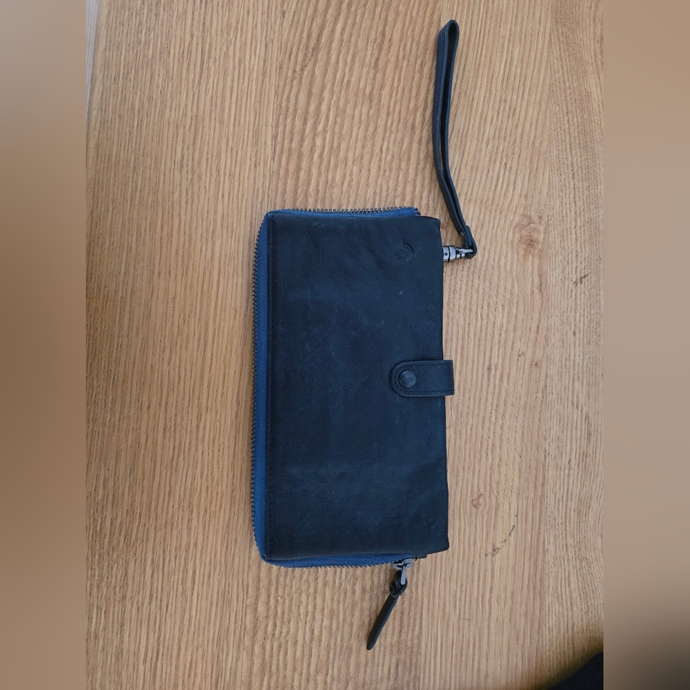 Old Trend Blue Leather Wristlet Wallet